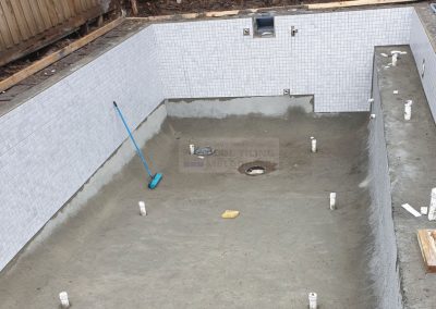 Tiling a new swimming pool professionals